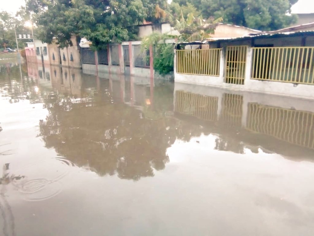 Barrio Francisco de Miranda, sector la  lagunita, aquí estamos con un poco de lluvia y nos anegamos, así dicen que son el gobierno del pueblo, cuál pueblo si estamos en el olvido ya basta hay que salir a votar y cambiar definitivamente este sistema no somos animales