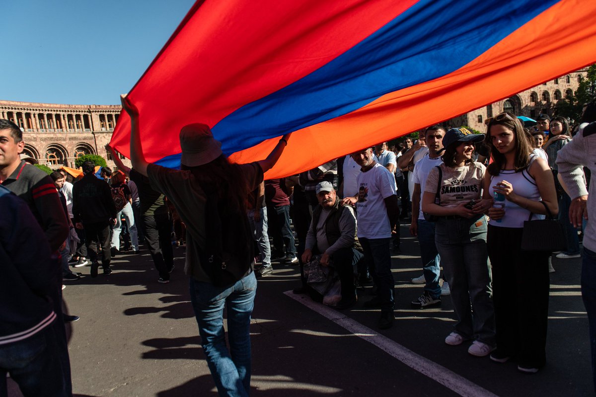 Under the leadership of Archbishop Bagrat, the popular rally of the 'Tavush for the Motherland' movement in the Republic of #Armenia Square, demanding the resignation of Prime Minister @NikolPashinyan and against the illegal border demarcation with Azerbaijan.