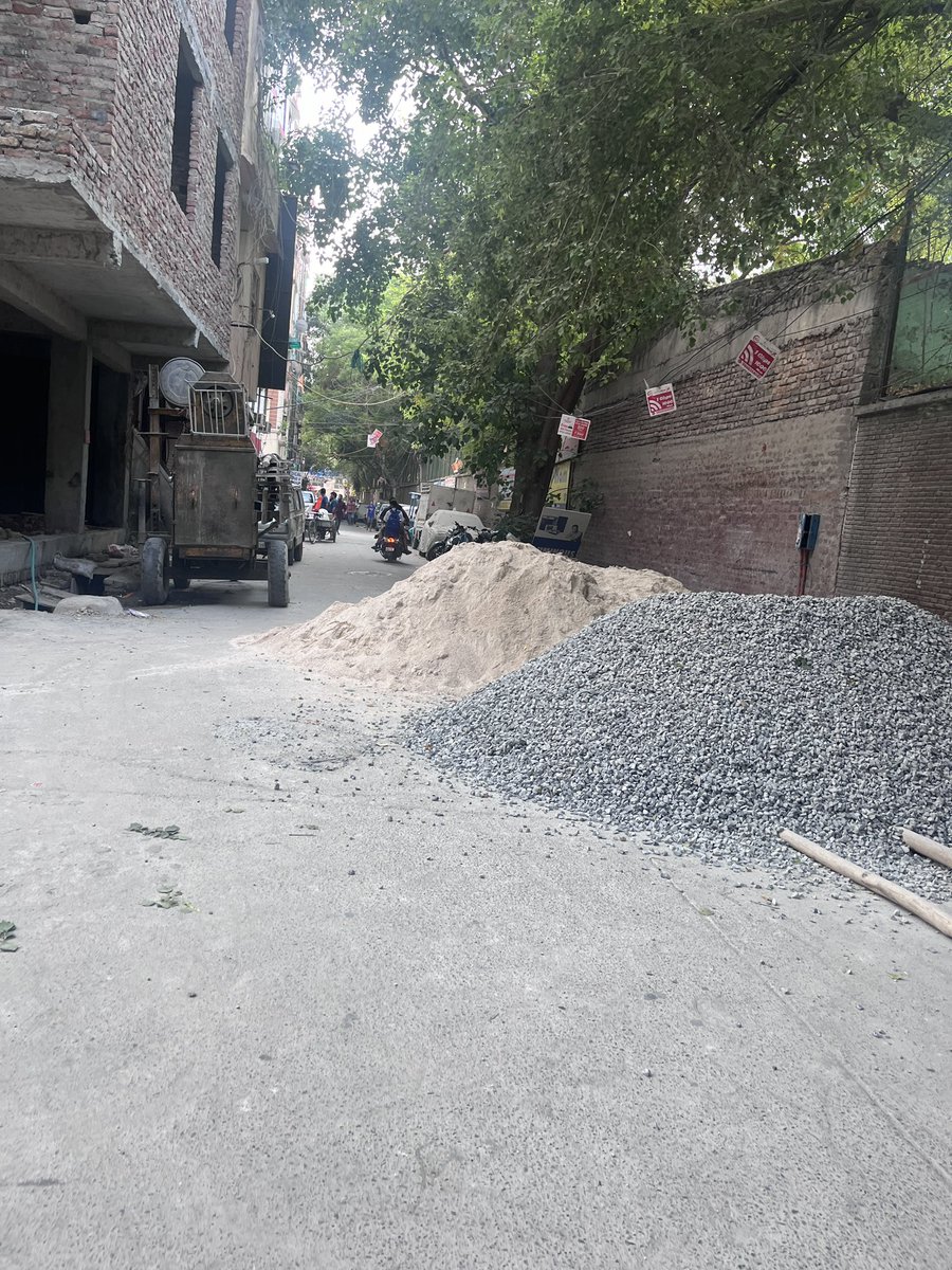 WorkerDelhi's tweet photo. Construction material in street in Pandav Nagar P Block Avarua Niketan near Ahlcon Public School due to that many students facing issue to reach school on time as full street is blocked. 
@dtptraffic @EastDelhiMCD @msisodia @AtishiAAP https://t.co/zAufs28cIt