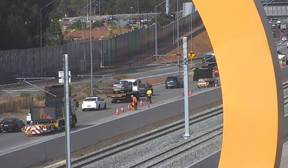 EMERGENCY WORKS – TONKIN HWY SOUTHBOUND BETWEEN REID HWY AND HEPBURN AVE, BENNETT SPRINGS From now until 1pm today Right lane closed To facilitate wire rope barrier damage repairs Delays expected #perthtraffic