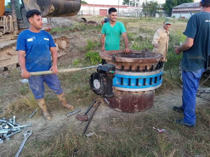 Brigada de Grandes Conductoras, trabaja en la sustitución de la válvula de 900 mm, en Berroa, municipio Habana del Este. #AguasDeLaHabana #LaHabanaViveEnMí #GenteQueSuma ✍️📸 @AguasdeLaHabana