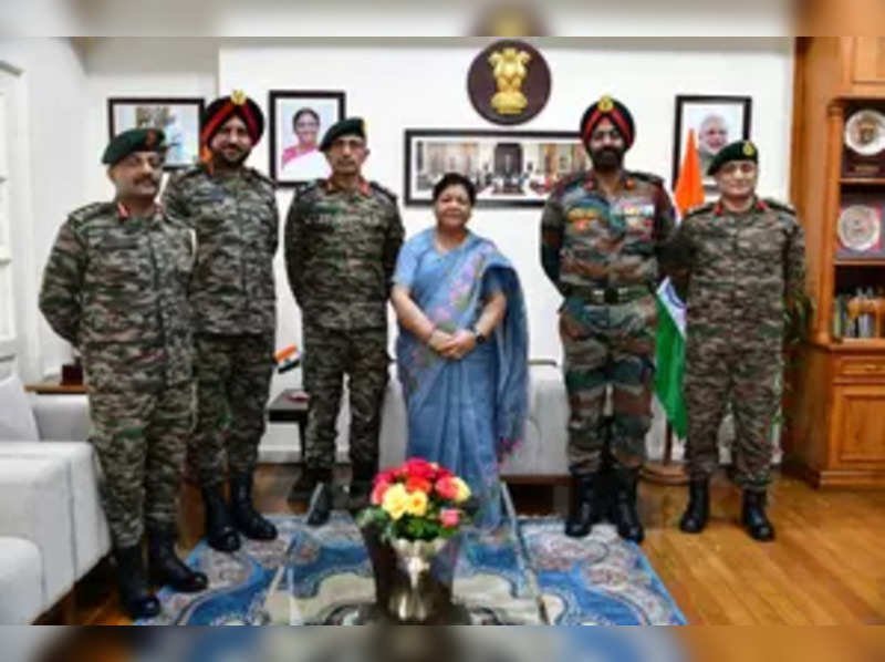 Army officials discuss Manipur security situation with Governor @ETPolitics economictimes.indiatimes.com/news/india/arm… Download Economic Times App to stay updated with Business News - etapp.onelink.me/tOvY/135dde21