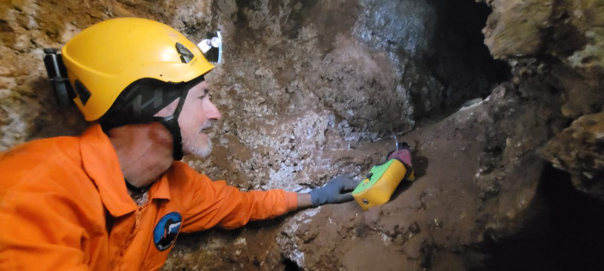 🌍El proyecto FAMRAD del #IGME_CSIC se sumerge en los misterios de la Sima del Vapor y la Falla de Alhama de Murcia. 💡 En su segunda campaña, hemos descargado datos de rayos cósmicos medidos tanto en la entrada como a 50 m de profundidad.