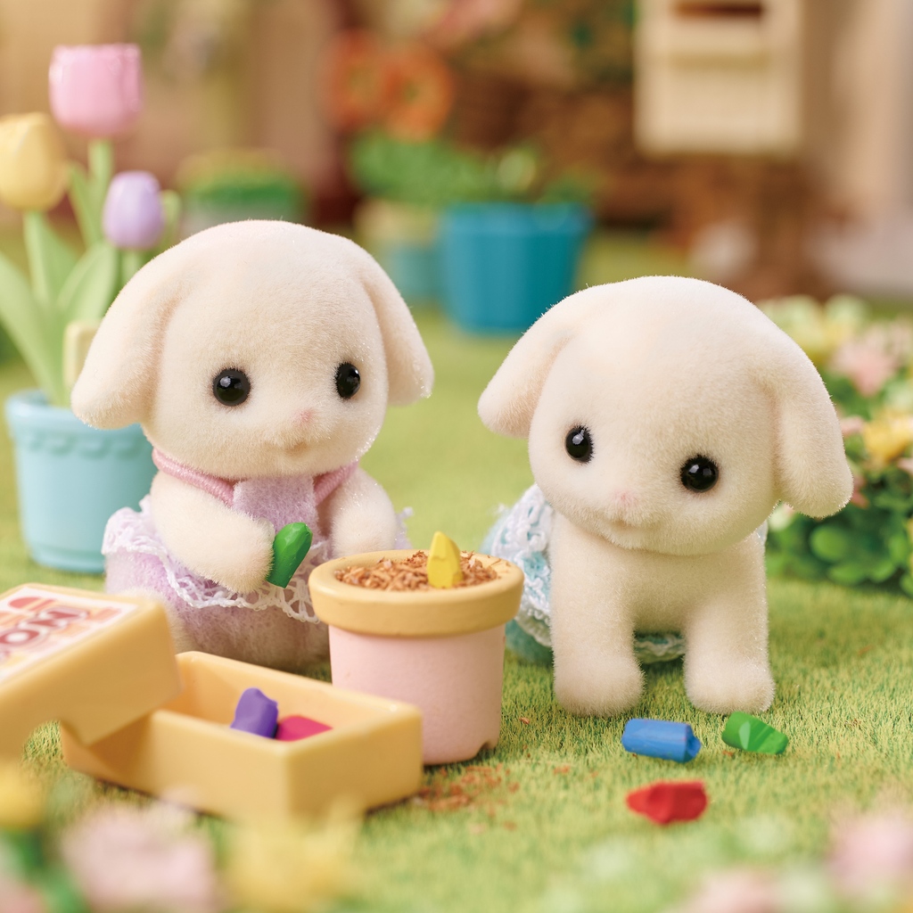 Happy Birthday, Viola and Runo! 🎂 It’s the twins’ special day today and they’re enjoying their favourite thing—planting crayons! 🖍️ Don’t forget to wish them a happy birthday in the comments. 🎁 #birthday #happybirthday #fun #sylvanianfamilies #sylvanianfamily #sylvanian