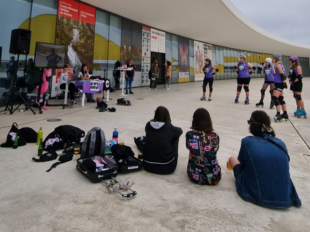🛼 ¡El primer día va sobre ruedas! Dentro del #FestivaldeCineLGTBI, el equipo #asturiano de #rollerderby, #LaGüestia, explicará la filosofía de este deporte único, comprometido con la #inclusión.
Esta tarde, en la📍Plaza del Centro Niemeyer, a las 18:30
ℹ️ shorturl.at/wFPQ4