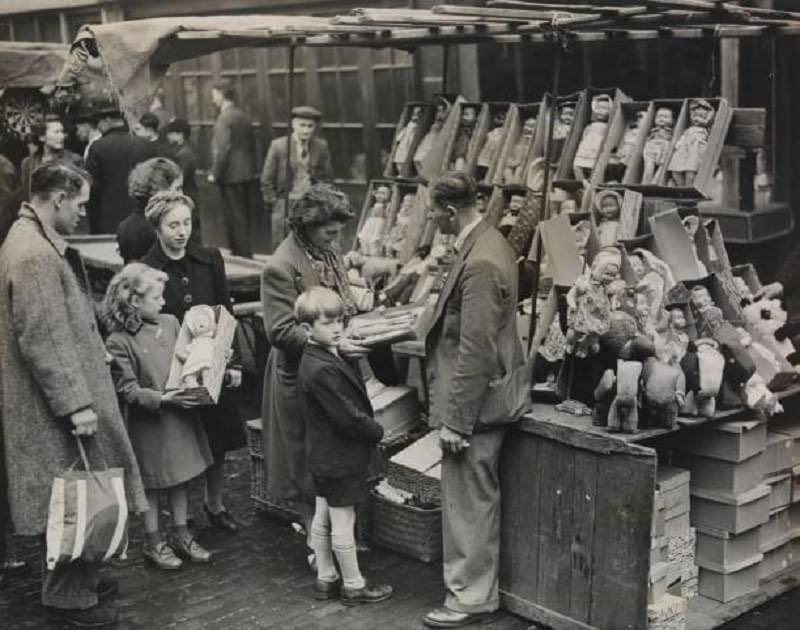 A view of Petticoat Lane, london, in 1946.