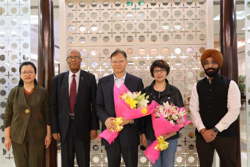 Arrived at dawn in Delhi today. Thanks for the warm greetings from MEA official, Dean of Diplomatic Corps H.E. Ambassador Alem Tsehaye Woldemariam of Eritrea to India, and my colleagues from the Embassy. Look forward to working hard with all for #China-#India relations.