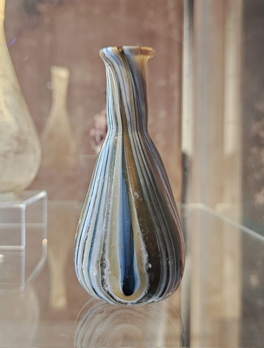Fascinating world of ancient #glass: A stunning #Roman colour band mosaic glass unguentarium. Such vessels were used to hold oil or perfume. 

On display at Pompejanum Aschaffenburg, dating to the 1st century AD.

#RomanArchaeology