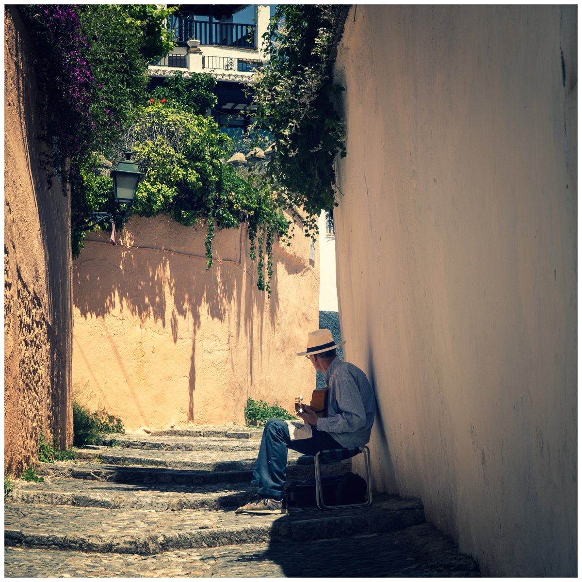 Los callejones que suenan a guitarra #mismomentosgranadinos #Granada #encasa

#streetphotography #travelphotography #worldphotography #music #musician #spanishguitar #guitarplayer #Albaicín #Albayzin #narrowstreets #orange #shadow #sony #sonyrx100vii #unescoworldheritage