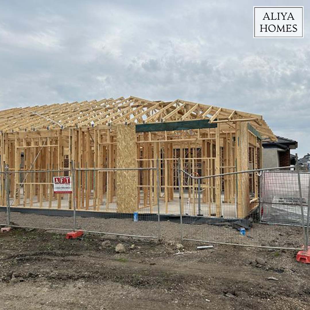 📍Wollert 
It's a fundamental step that paves the way for the next stages of construction, where we will focus on enclosing the structure, installing the roofing, and beginning work on the interior. #AftHire

#Aliyahomes #walls #frame #construction #constructionsite #builder