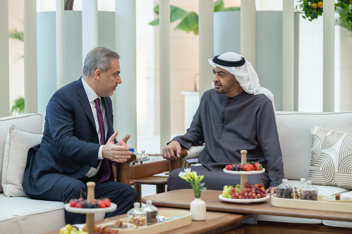 Bakanımız @HakanFidan, Abu Dabi’de Birleşik Arap Emirlikleri Devlet Başkanı Şeyh Muhammed bin Zayid Al Nahyan tarafından kabul edildi. 🇹🇷🇦🇪