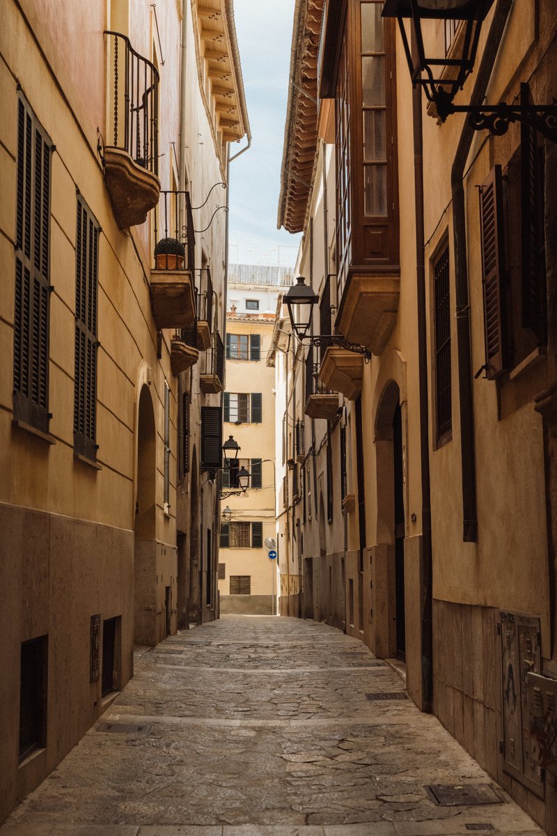 Wusstest du, dass es im Mittelalter und teilweise in der Neuzeit zwei 'Calls Jueus' in Palma gab? ✡️ Komm und entdecke das faszinierende historische Erbe des jüdischen Viertels in Palma, versteckt zwischen den Straßen der Altstadt 🤗 #VISITPALMA