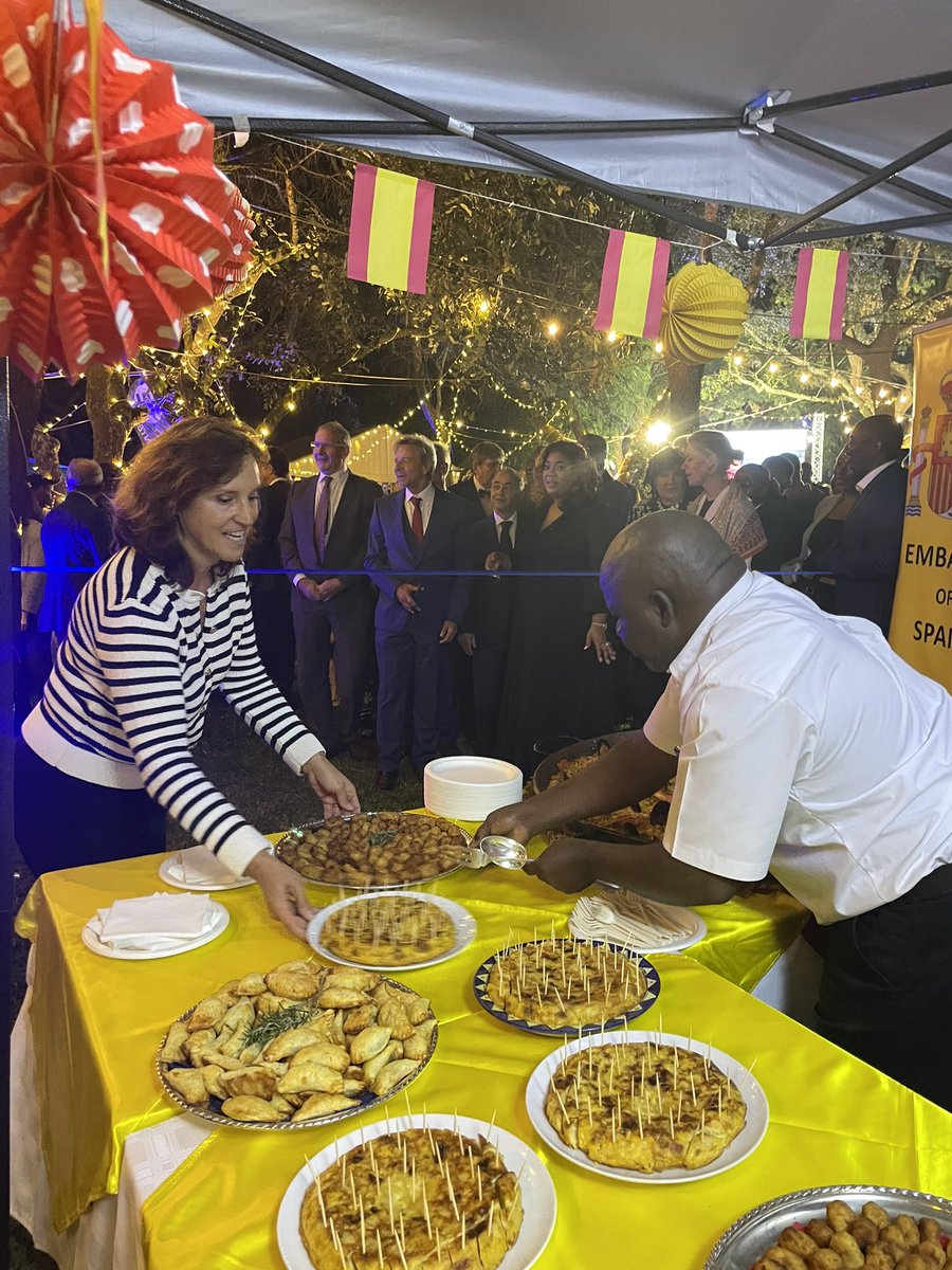 Yesterday, @EmbEspZimbabwe participated in the celebration of #EuropeDay 2024 under the theme #GlobalGateway. We joined the fabulous EU Village, showcasing our Spanish specialities along those from the other EU member states- great success!#UnionEuropea #DiadeEuropa @MAECgob