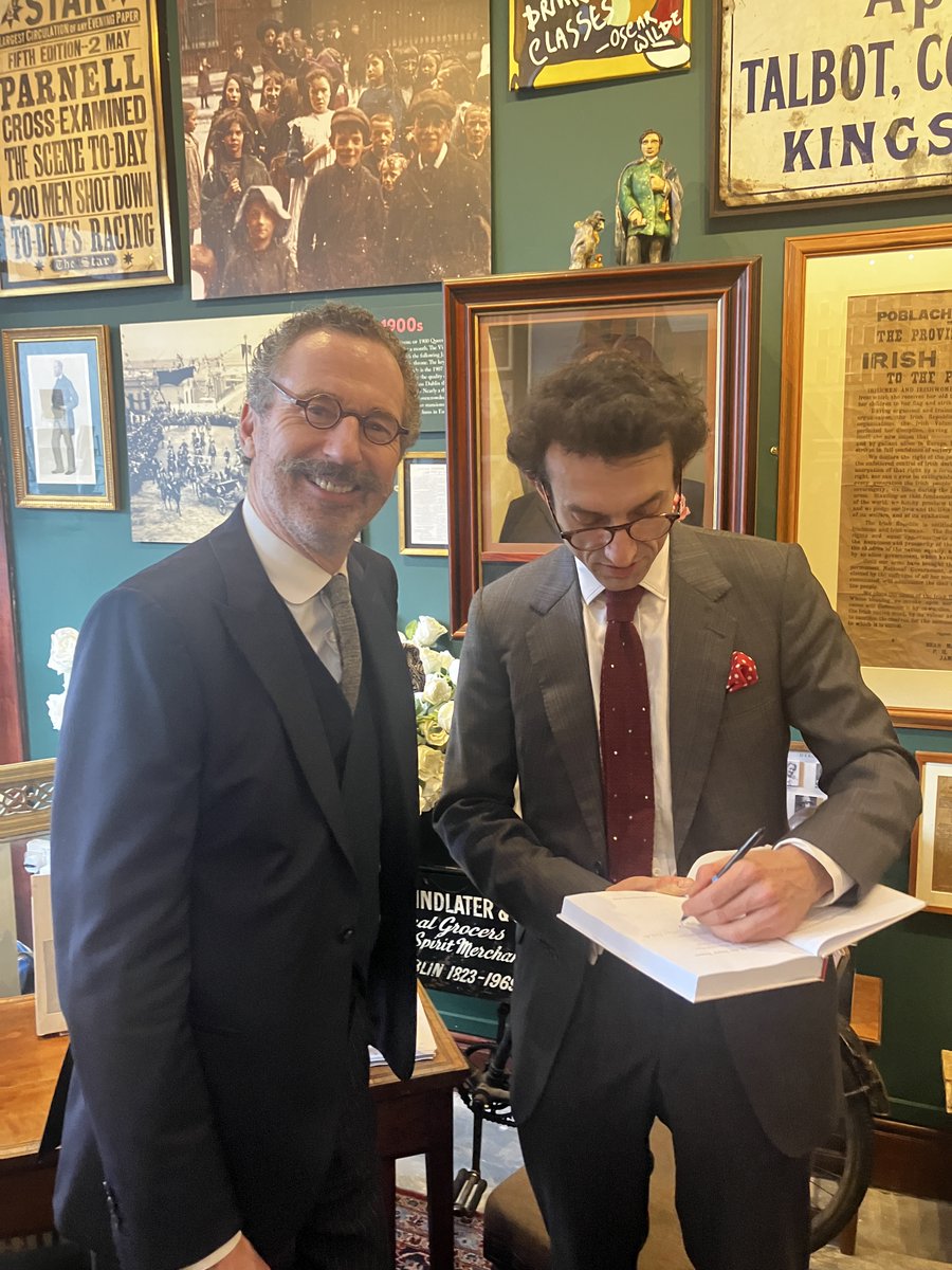 Authors @MaxMcGuinness4 & Robert O'Byrne @IrishAesthete at the launch of Max's excellent new book, Hustlers in the Ivory Tower, last evening. liverpooluniversitypress.co.uk/doi/book/10.38…