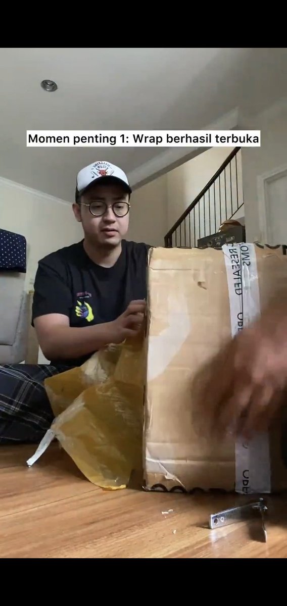 Di detik 1:20, petugas DHL memasang top seal 2x. Sedangkan di video unboxing @medyrenaldy_ , top seal keliatan cuma 1 lapis. Dan videonya hanya membuktikan DHL ga bongkar sampai ke box aksesoris.