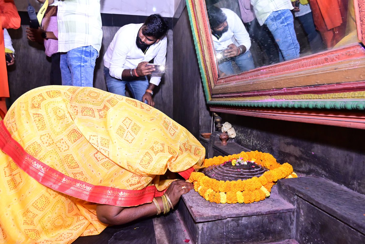 रसड़ा बलिया स्थित श्री नाथ बाबा मंदिर में एनडीए प्रत्याशी डॉ०अरविंद राजभर जी अपनी माता श्रीमती तारामनी राजभर जी के साथ दर्शन पूजन कर नामांकन के लिये निकले.
@arvindrajbhar07