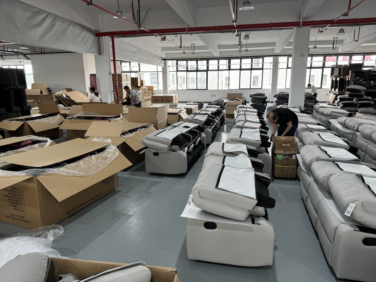 BettforRecliner's tweet image. #DailyProduction #Recliner
The workers are busy inspecting and packaging before the shipment of reclining sectional sofas, totaling 4x40HQ containers