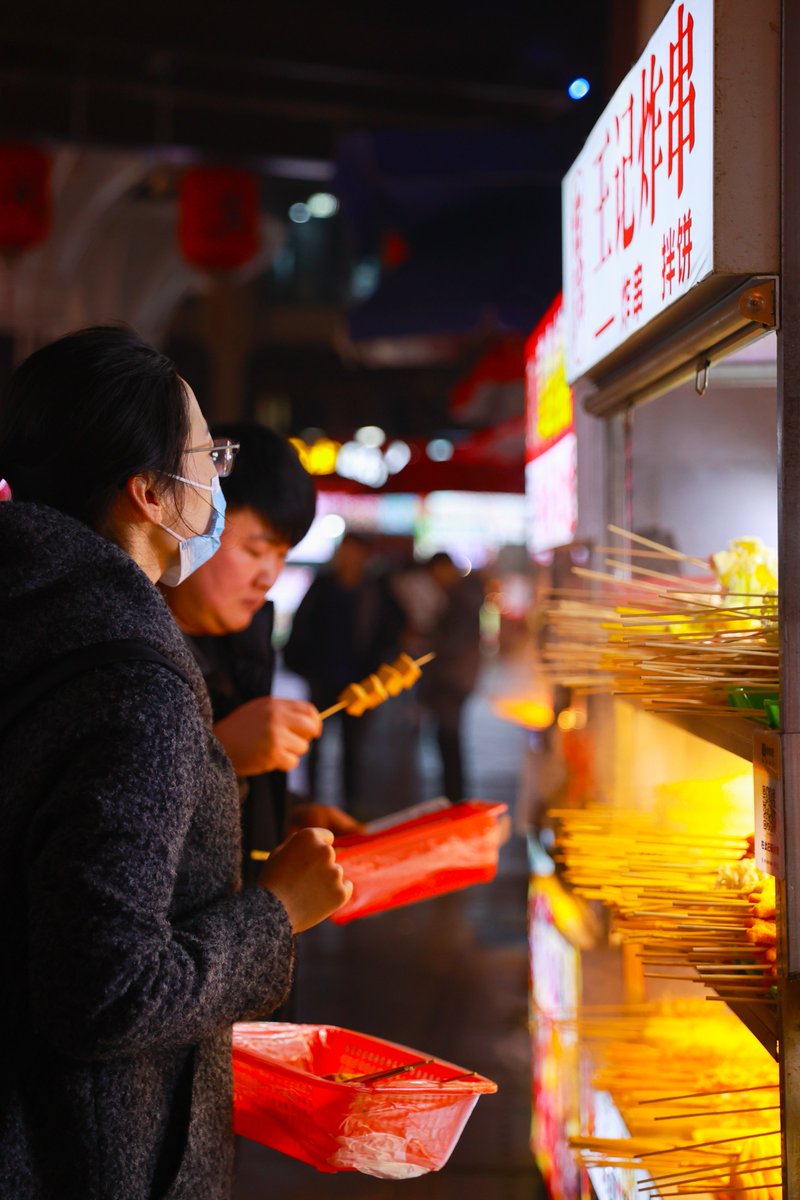 As night falls and the lights come on, the Sijing Night Market buzzes with activity. This lively market is home to flavors from all over the country. Strolling through the market, the unique #nightmarket culture will surprise you🔥 📍No. 2, Sibao Road, #Songjiang, #Shanghai