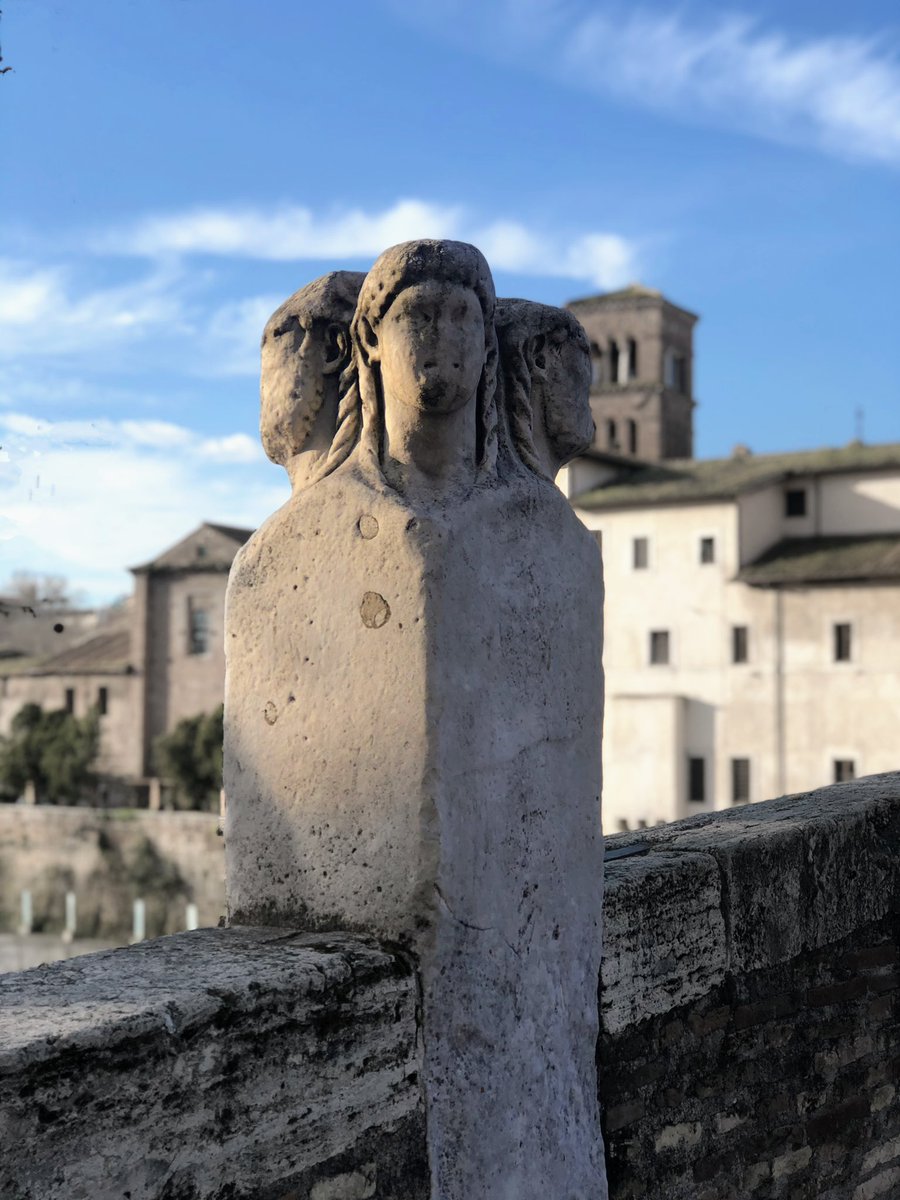 Oggi per stare dietro a tutto mi servirà più di una testa e due occhi… A presto (spero) #Roma erma quadrifronte a Ponte Fabricio o dei Quattro capi