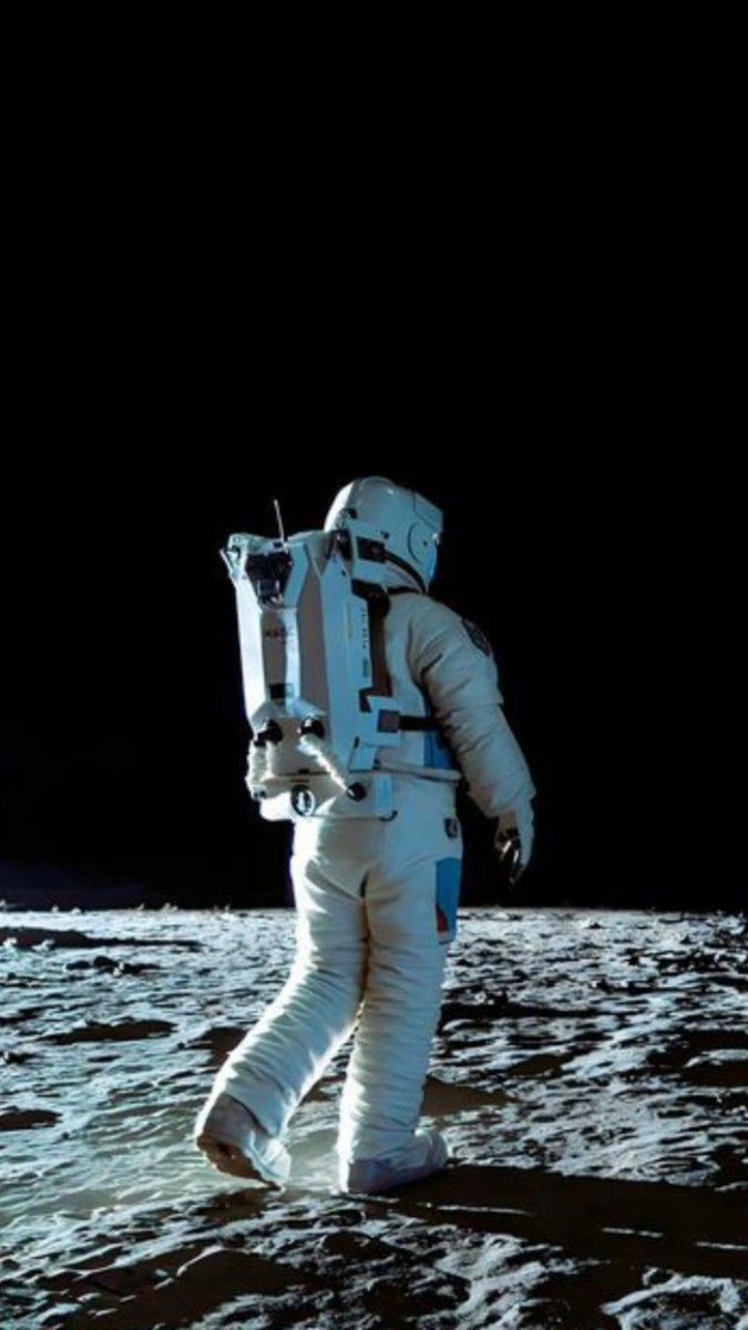 SooSimply_'s tweet photo. Stuck on                          stranded on 
MARS 🪐                          MOON 🌕 https://t.co/JD62h67osP