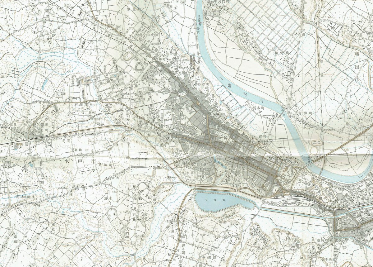 1963年（昭和38年）の国土地理院の二万五千分一地形図、水戸。この地図の直後から、水戸市は大きく変化した。このころ、水戸駅南は一面水田。国道6号線は千波湖の側を通っている。水浜電車、茨城交通茨城線もまだある。国道50号線は赤塚駅が終点のように見える。
コンパクトシティ。