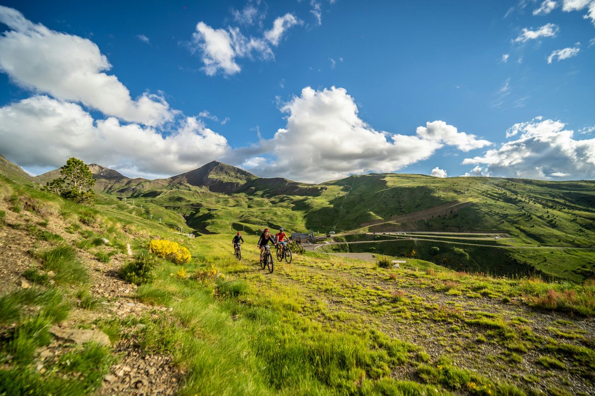 Coneixes tots els avantatges de formar part del Club Pirineu365? Aquest estiu gaudeix del Pirineu, de les jornades i de les sorpreses i avantatges exclusius! Descobreix més turismefgc.cat/pirineu365/