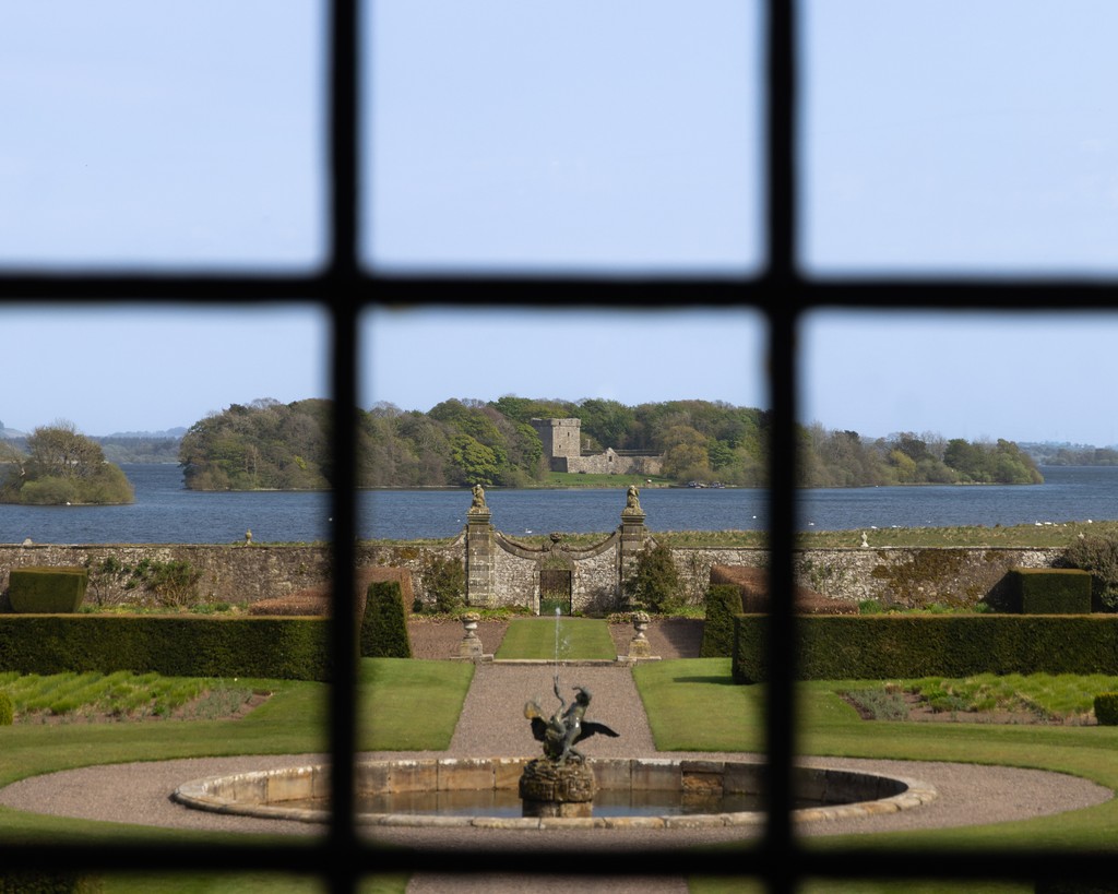 Wake up to sheer luxury as you begin your day mesmerised by the breathtaking sight of Lochleven Castle ☕️🗞️ Exclusively yours for as long as you wish ✨️ Visit kinrosshouse.com and find out more about an exclusive use stay with us.