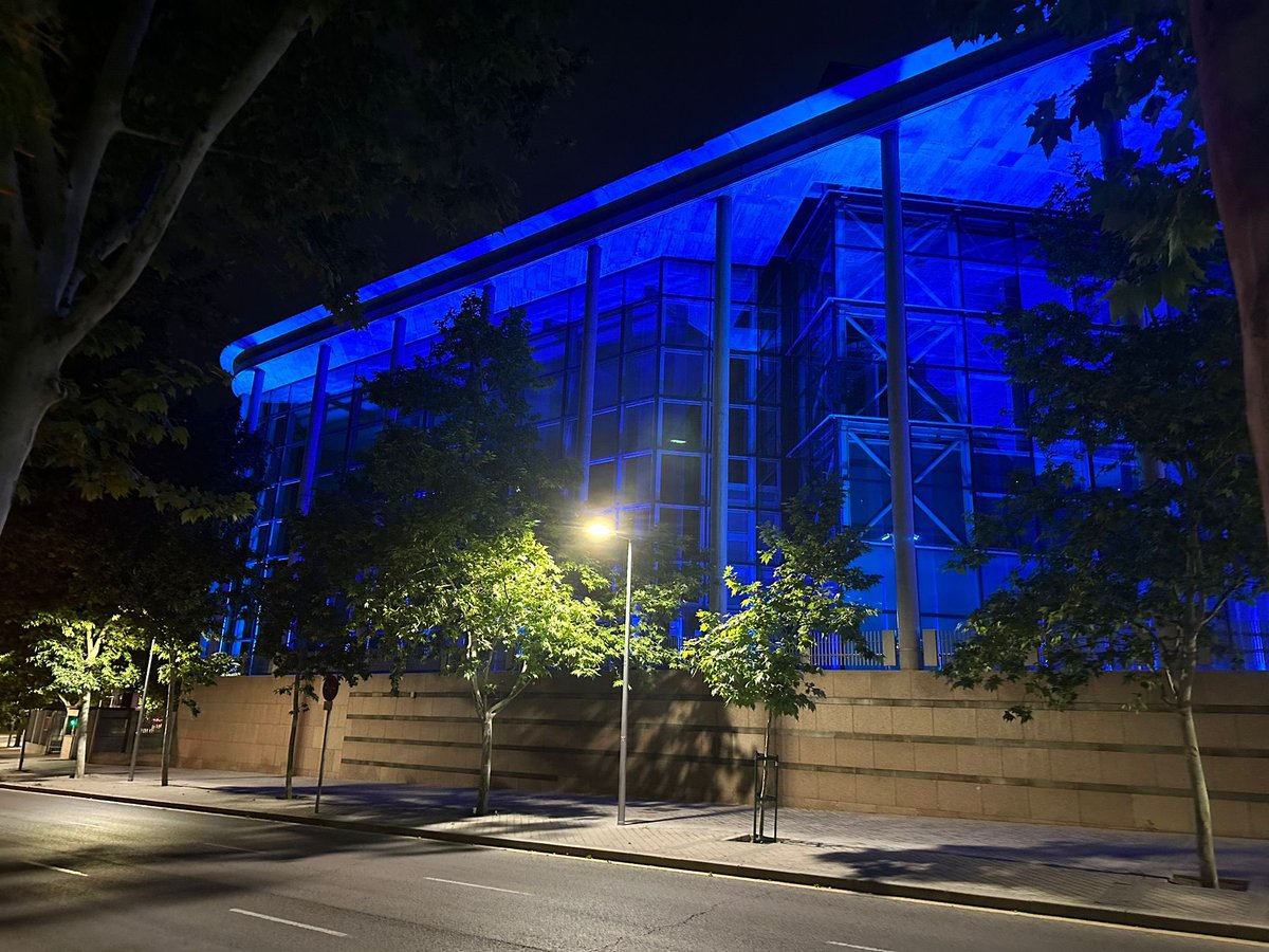 🇪🇺 La @AsambleaMadrid ha iluminado esta noche su sede de color azul con motivo del Día de Europa. #DíaDeEuropa