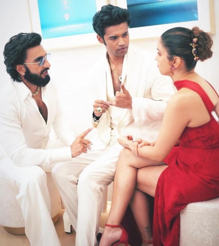 Terrific Trio ✨ This candid shot of #SanyaMalhotra, #RanveerSingh and #BabilKhan from an event has our ❤️ 😍