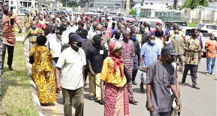 Retired Imo Workers Jubilate Over Payment Of Gratuities.

More than 3,000 Imo State Workers have received their gratuity since two weeks now.
Some of retired workers who got their gratuities running into millions of naira gave kudos to Governor Hope Uzodinma who initiated the