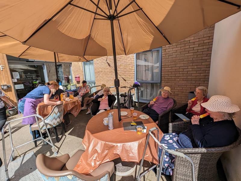 🐝🌸 Al fresco painting at <a href="/tyllandaffcare/">Ty Llandaff Care</a> #pontcanna #cardiff Beautiful artwork for #WorldBeeDay - a perfect theme with this glorious sunshine ☀️🤩👏

 #artandcraft #artactivity  #carehomes #healthcare #carehomesuk #havingfunwithart #CareHomeActivities #wellbeing #creativemojo
