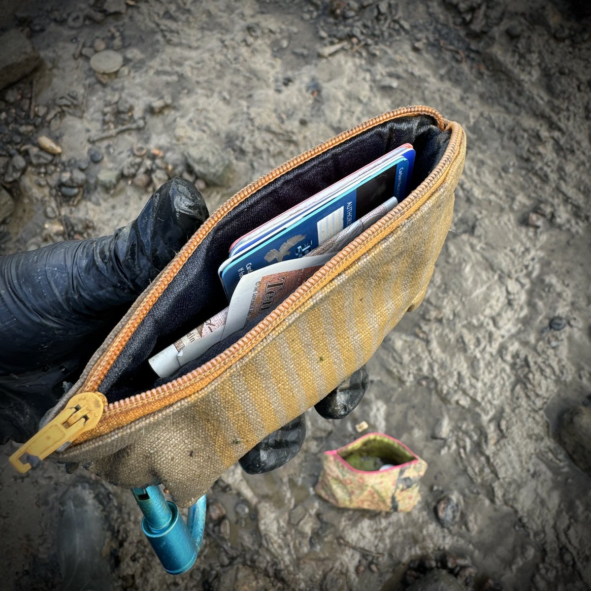 The purses and bags I find are usually empty, cleared out by thieves before they’re dumped in the river. This one is full though, so now to try and get it back to its owner. #Mudlark #mudlarking #Larking
