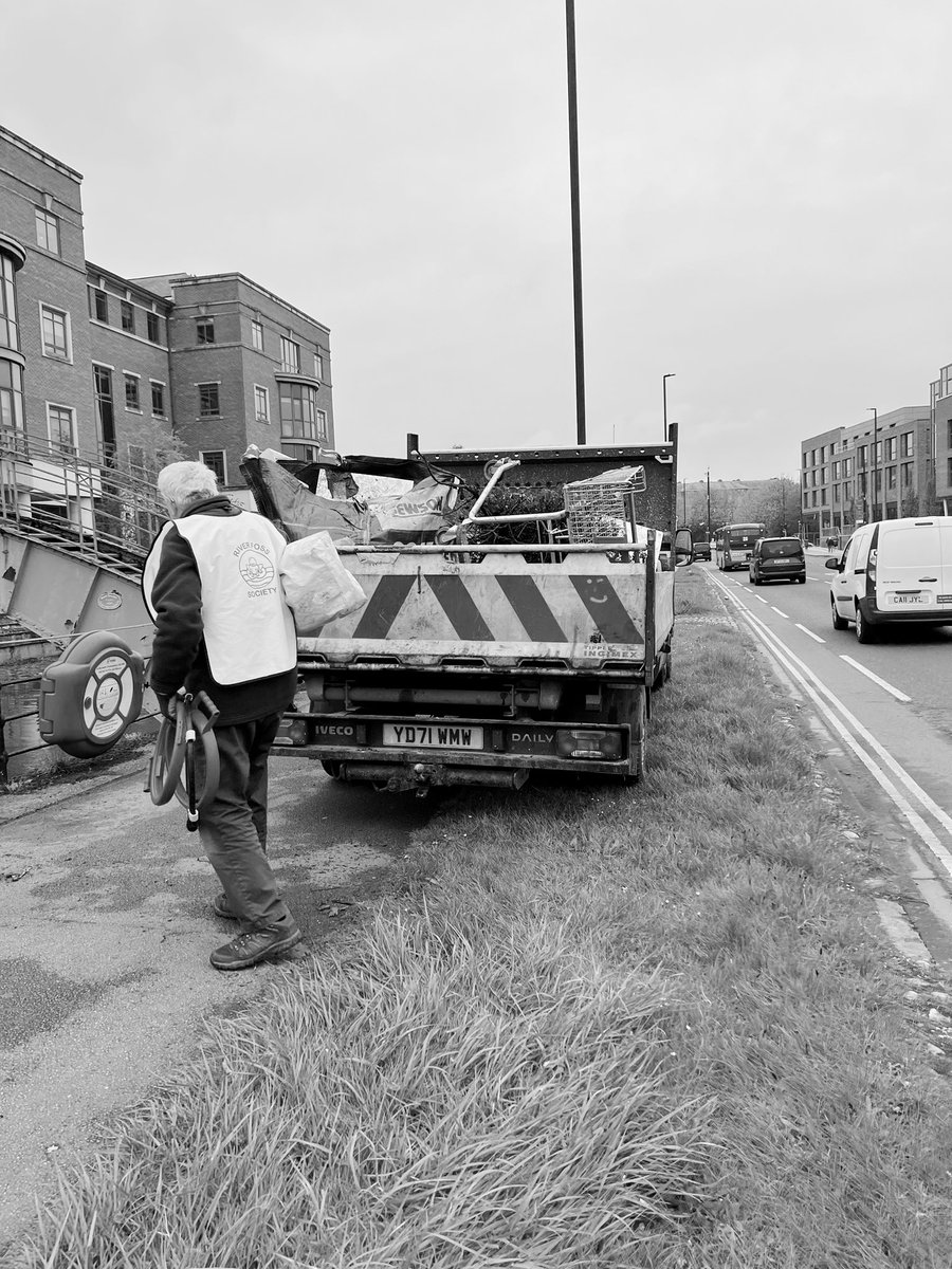 You asked for it …

𝙈𝙤𝙧𝙚 𝙍𝙪𝙗𝙗𝙞𝙨𝙝 𝙋𝙞𝙘𝙩𝙪𝙧𝙚𝙨!! 🚯🚮♻️

Here are some of the photos from Saturday when volunteers did a big litter pick setting off from the blue (originally green!) bridge at Foss Islands to Castle Mills.
On land and on water. 🏅🏅🏅