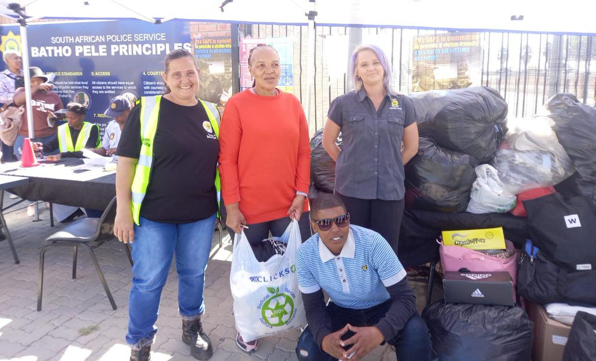 #sapsFS In a collaborative effort with residents and stakeholders, #SAPS Welkom went the extra mile to help those in need. The Station Commander, Brigadier Disebo Cezula and the CPF Youth Desk Committee, organized a Drive Thru project and donated clothing and food parcels to…