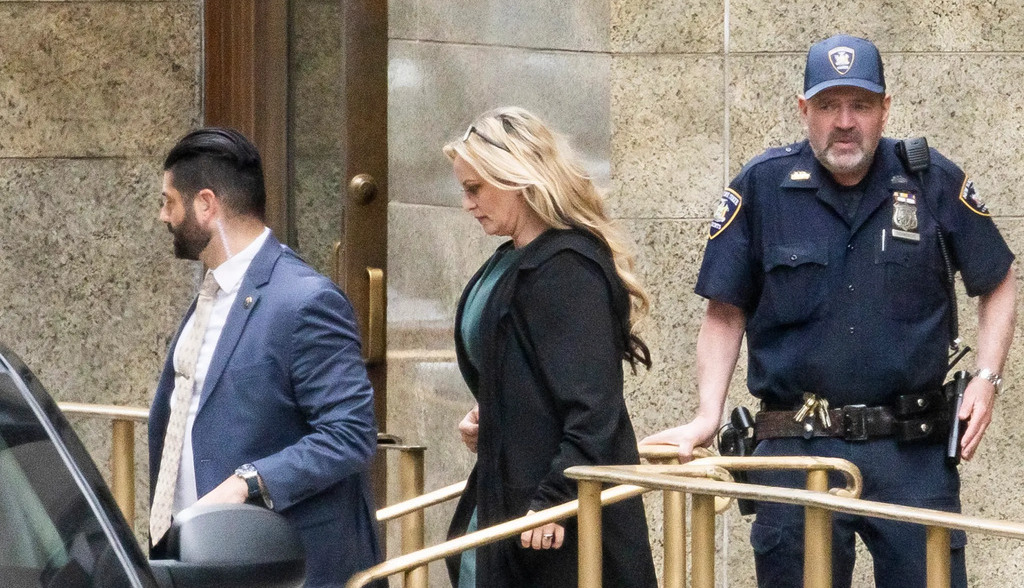 La defensa de Trump pinta a Stormy Daniels como una persona mentirosa y motivada por dinero. elobrero.es/component/k2/1…