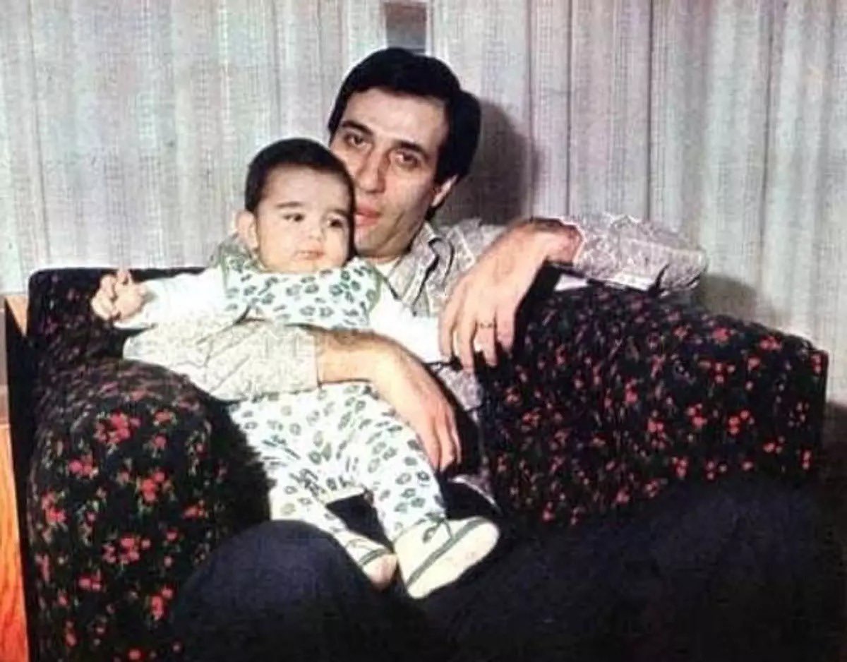 1978; Kemal Sunal, oğlu Ali Sunal ile birlikte.