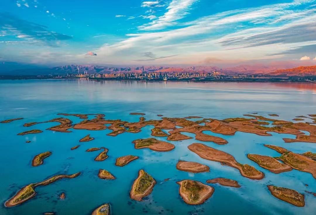 Wuhai Lake, located in Wuhai City, Inner Mongolia, is an integrated scenic area that combines natural landscapes with leisure and entertainment activities.
#InnerMongolia
#YellowRiver
