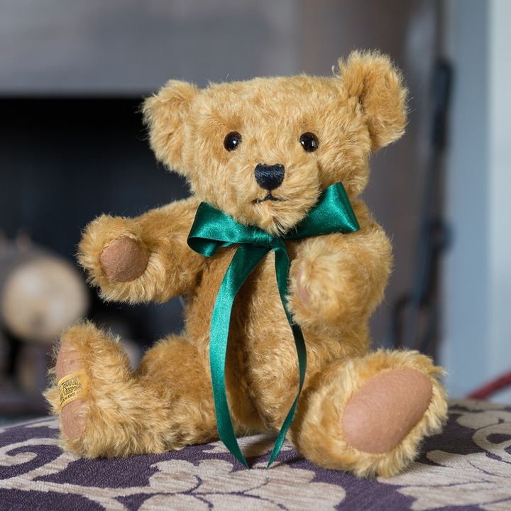 With a sweet smile and truly timeless design, Shrewsbury is a teddy bear for all the family to enjoy. 💚

Available now: ow.ly/yvk250PRUwF

#merrythoughtbears #traditionaltoys #friendsforlife #collectables #britishgifts #teddybearland #classictoys #madeinengland