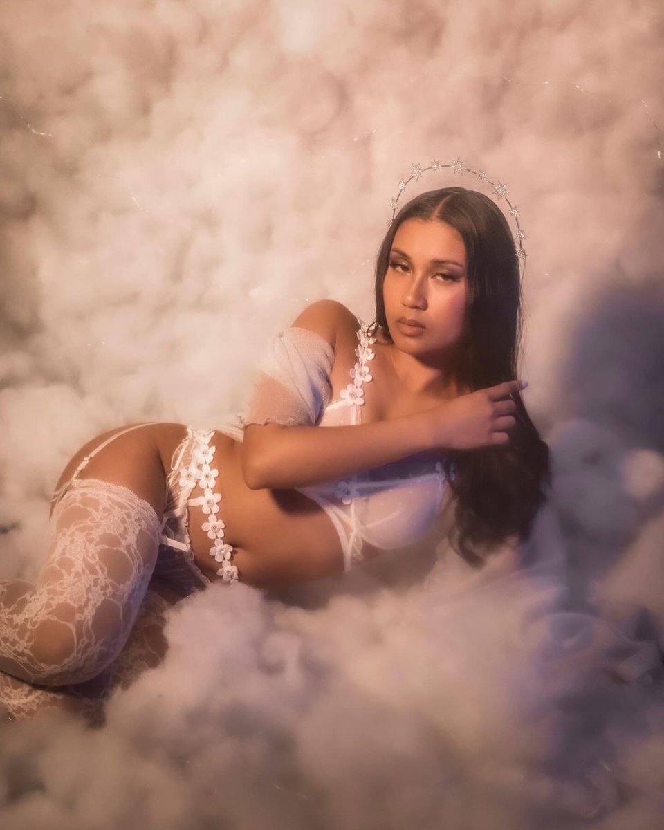 May wings of light guide you🪽<a href="/sarah_simony/">Sarah-Simony Q. Salvador</a> spotted in the clouds ft. the My Fair Daisy set 🤍
💄: <a href="/sarah_simony/">Sarah-Simony Q. Salvador</a>
📸: <a href="/sodapop/">Lauren Carpenter</a>.pics
📍: @raccooncreekcreativestudio