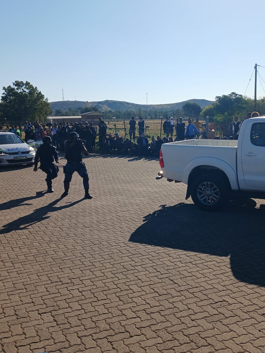 #sapsFS On Wednesday, 08/05, Dewetsdorp #SAPS held a #SAPSCareers exhibition aimed at presenting #SAPSEmployerOfChoice at Metsemapodi High School for Grade 12 learners. Learners were given an opportunity to experience how operational units respond to active incidents through a…