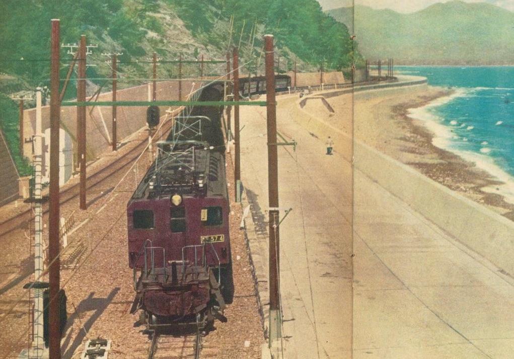 #Picturebook of #trains for children published in 1953. This is one of the first chromophotograph picture books in Japan and a valuable photograph material of that time. #ndldigital dl.ndl.go.jp/info:ndljp/pid…