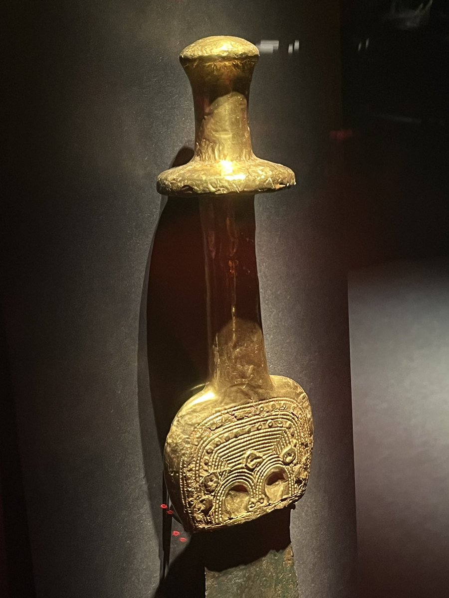 Espada de bronce con mango de oro @MANArqueologico Espada de cobre con mango de oro con decoración en repujado. Carece de un contexto arqueológico preciso, aunque se sospecha que pudo formar parte de un… Más ℹ️ en las salas de #MARQReinos