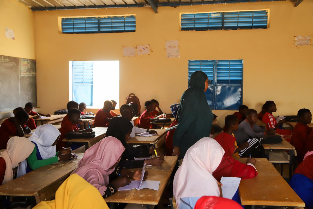 How @ItalyMFA_int's support and teamwork brought about Mai-Adoua II school serving forcibly displaced & host community children in Agadez: Niger's govt provided a location, teachers. UNHCR partner ADES handled construction, uniforms, benches, tables. UNICEF supplied school kits.