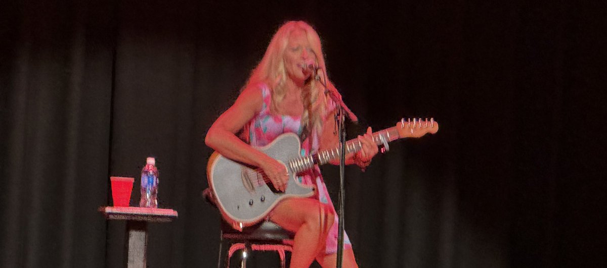 Dilemma: to shave or not shave one’s legs before going to a @DeanaSings concert? 🤣 #deanacarter #storytellers