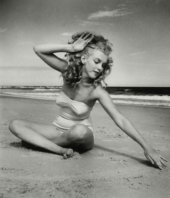 1949，穿着泳衣的玛丽莲梦露
