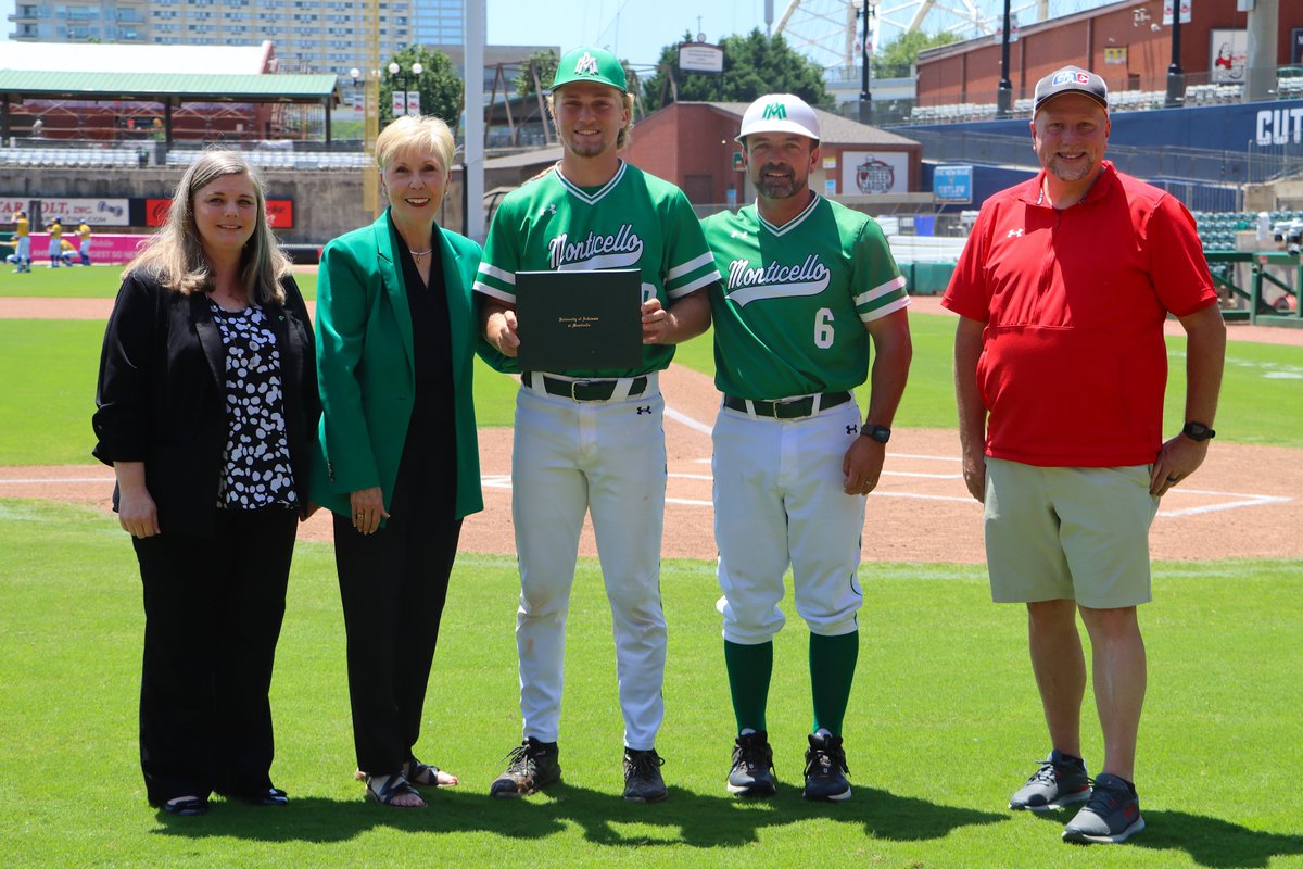 Congratulations to our seniors that graduated this afternoon before today's game! 🎓 #WeevilNation