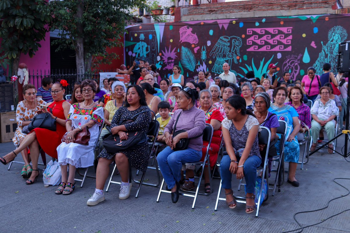 Con motivo del Día de las Madres, la tarde de hoy, el <a href="/DIFMpalOax/">DIF Municipal Oaxaca</a>, a través de la Orquesta Sinfónica y Coro de la Central de Abasto con Esperanza Azteca, llevó a cabo un concierto musical, en el Mercado “Sánchez Pascuas”.

Una bonita tarde llena de convivencia. ❤️