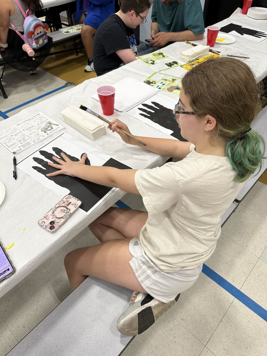 Thank you @ArtBellevue (Bellevue East art club) for volunteering at the art station of our One and Only Ivan STEAM night! 🖐️ 🎨 Did you know painting was an enrichment activity for the real Ivan? 🦍 #Teambps #bpsne