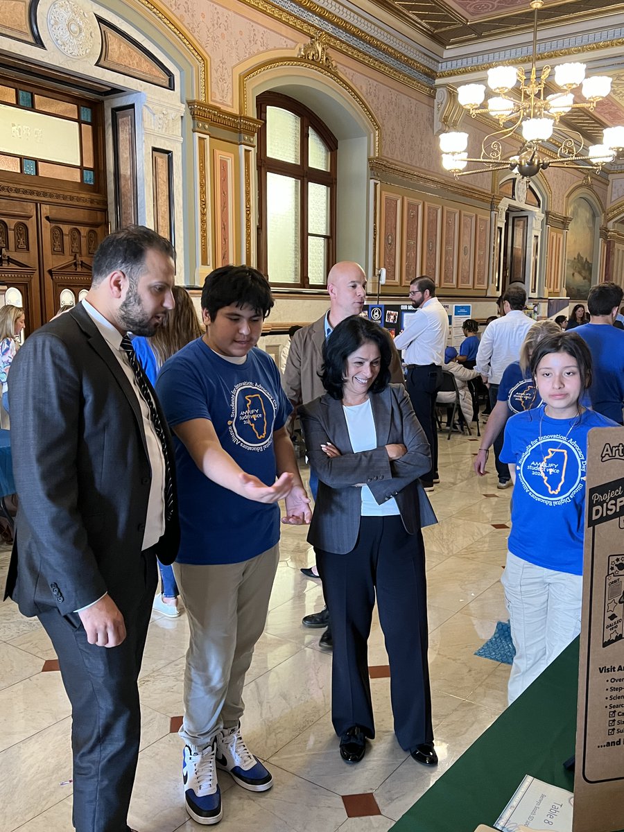 Students from @MikeSaracini's 8th grade social studies classes participated in the @ideaillinois Student Advocacy Day at our State Capitol in Springfield today. Ximena & Leo shared their app smashing project w/ @SenPorfirio @ChairHernandez @reprashidil, & Senator Cervantes