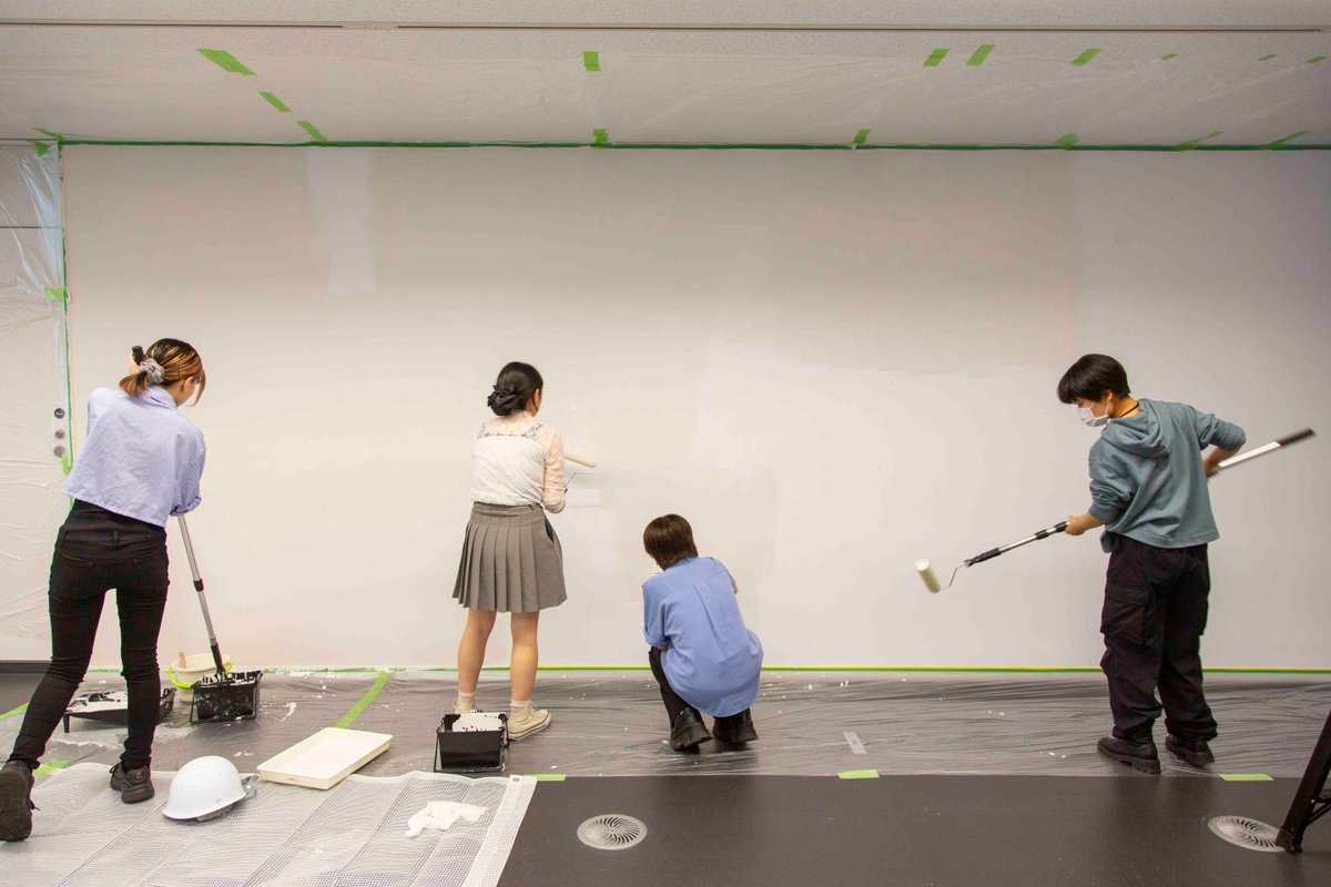 tagprojects's tweet image. 【TAGスタッフ活動記録】 
これまで様々な作品を展示した壁や展示台を、TAGスタッフの学生と一緒に塗り直しました。次の企画でご来場の際は、ぜひピカピカの展示スペースもご覧ください！（助手）
#玉川大学 #TAGprojects